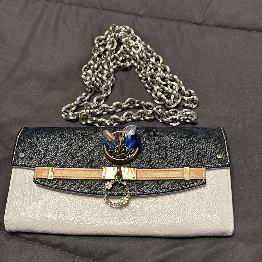 🌷Samantha Thavasa WalletWhite with chain for Crossbody Bag